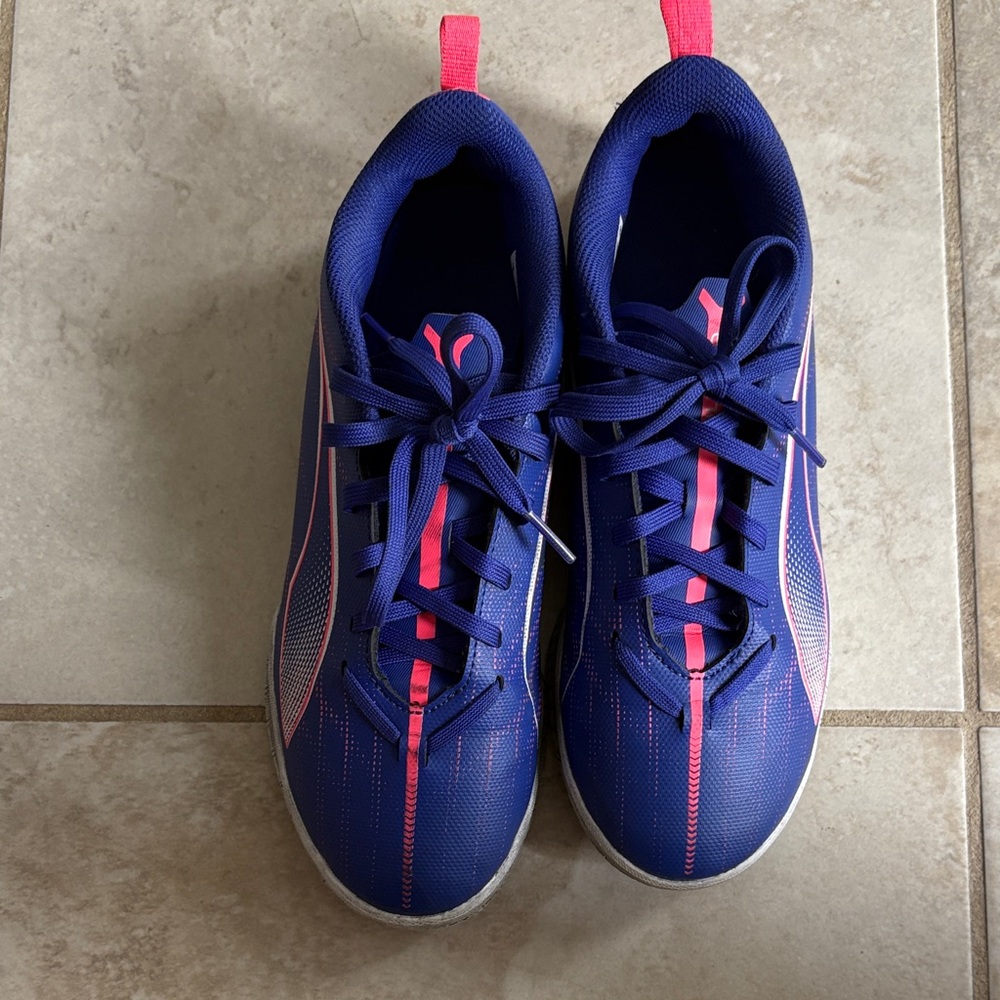 Puma girls indoor soccer cleats in Blue and Pink size 4